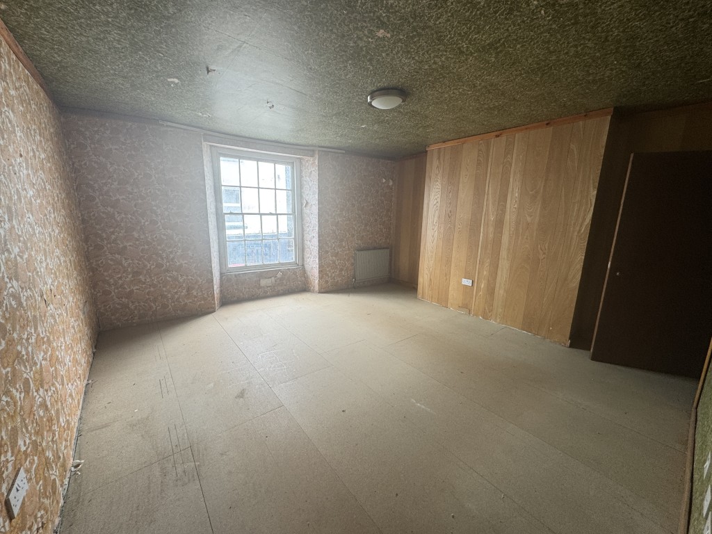 Lot: 18 - FOUR STOREY MIXED USE PROPERTY WITH POTENTIAL IN POPULAR TOWN CENTRE LOCATION - First floor room two